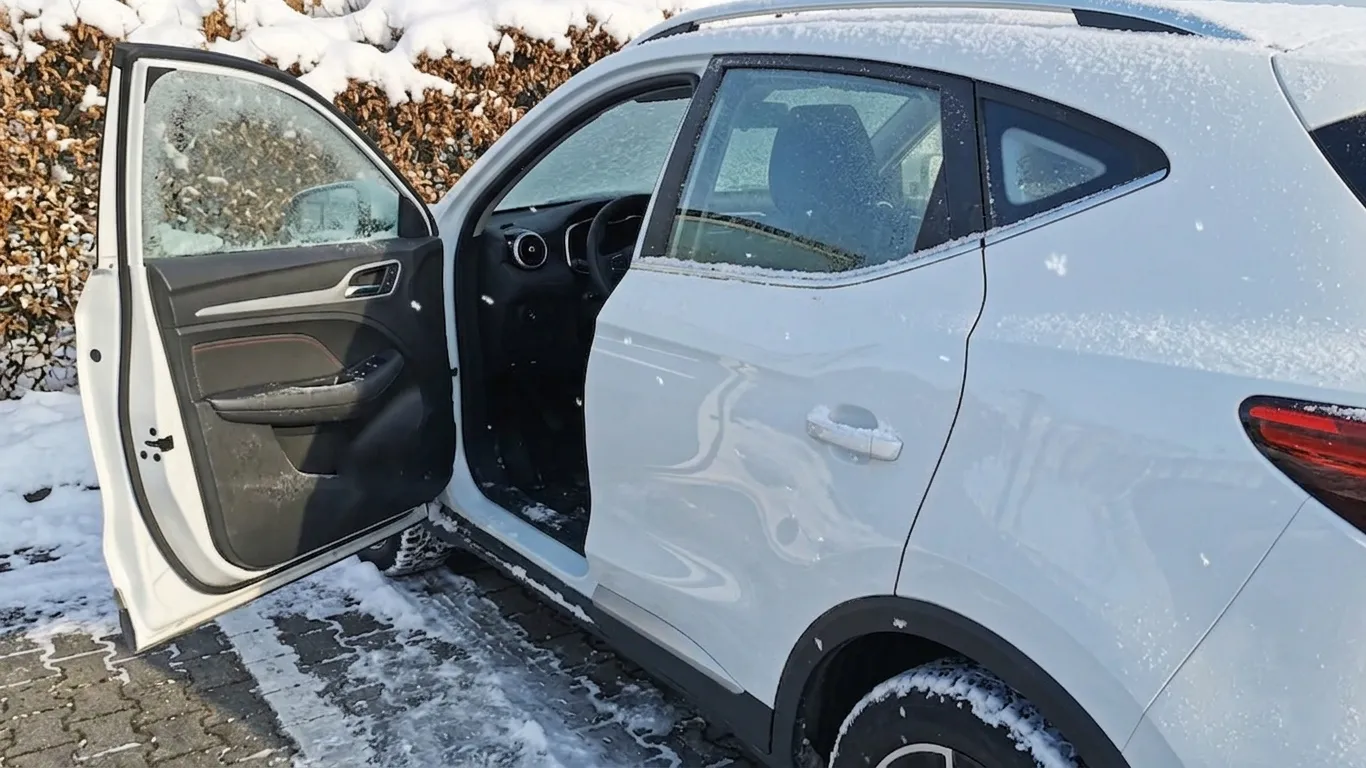 MG ZS in winter snow